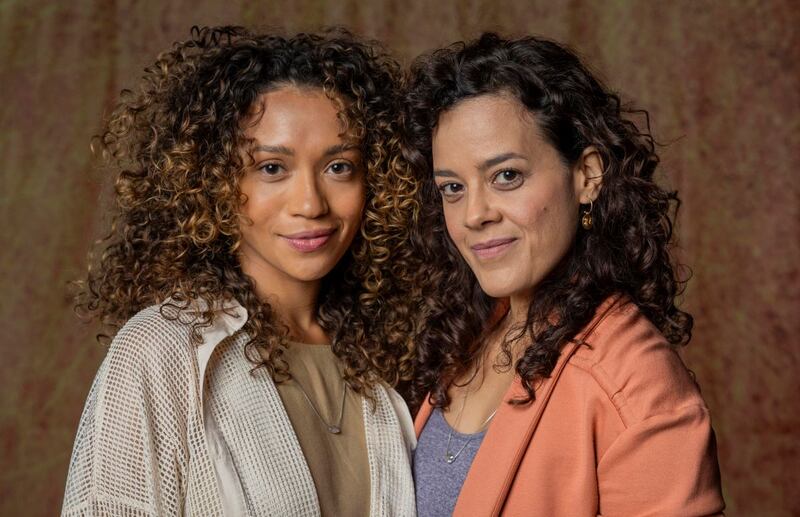 Laís (Lorena Lima) e Cecília (Maeve Jinkings) formam o casal lésbico do remake de Vale Tudo. Elas adotam uma menina na versão de Manuela Dias