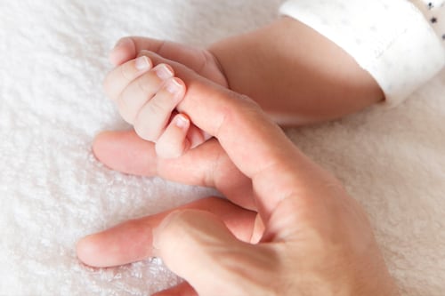 Telas, apego e jogos: o que ajuda e prejudica o cérebro infantil