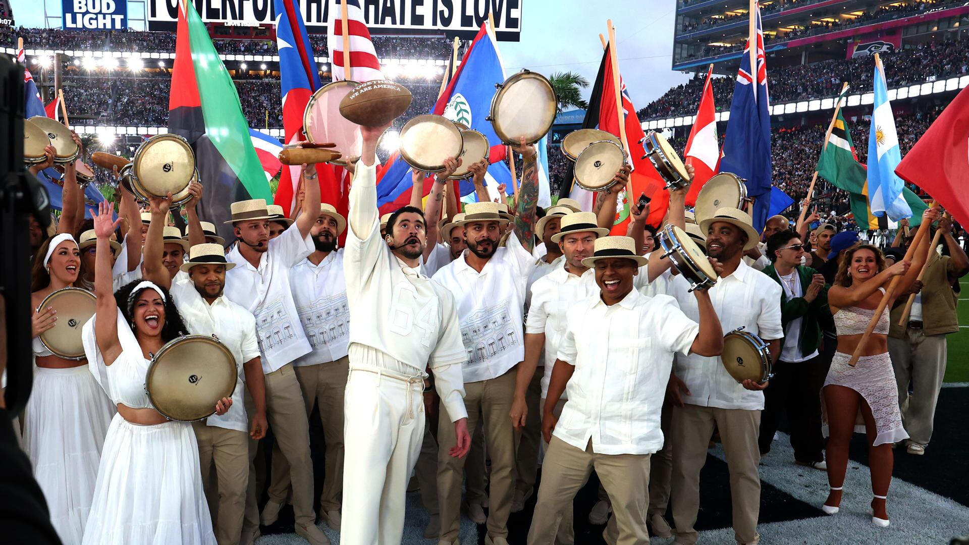 EE.UU. no es sinónimo de América, resaltan expertos que elogian el show de Bud Bunny