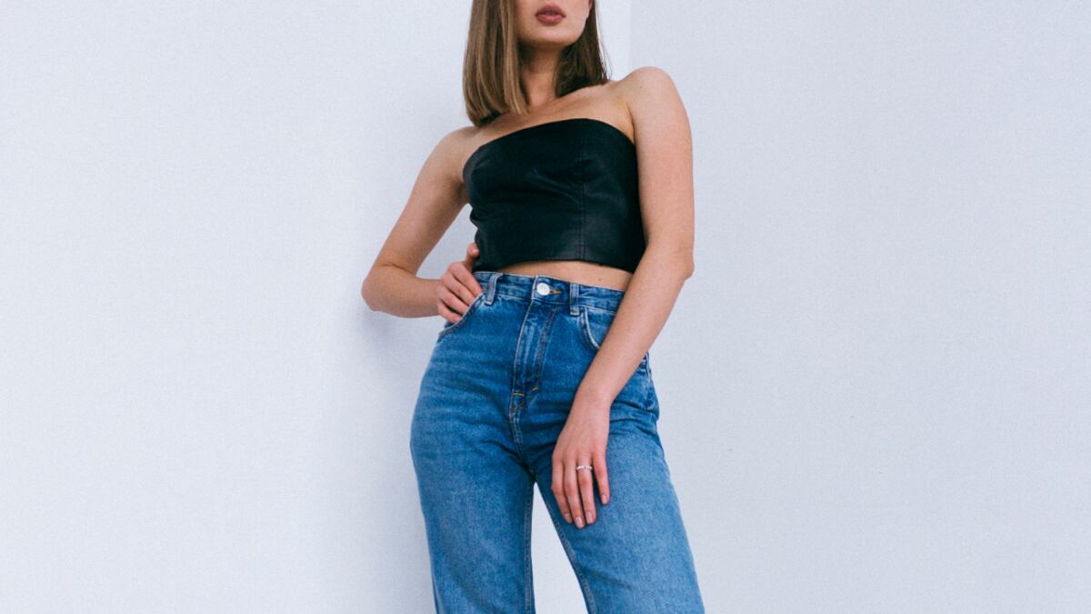 ¿Qué son los ‘granny jeans’? La nueva tendencia de pantalones que prometen una silueta estilizada