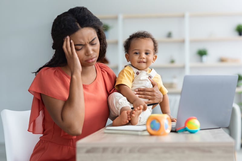 El impacto del estrés al trabajar y criar hijos