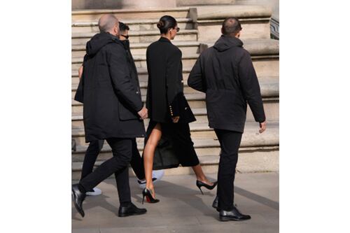 Julgamento de Dani Alves: de sapato Louboutin e saia com fenda reveladora, Joana Sanz comparece ao tribunal e diz que jogador chegou bêbado em casa