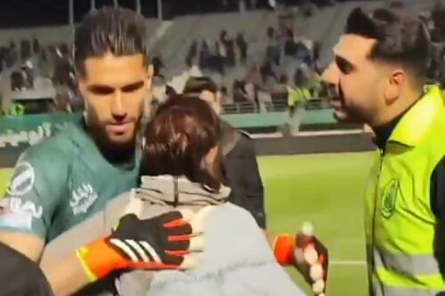 Jogador profissional foi suspenso depois de abraçar uma mulher