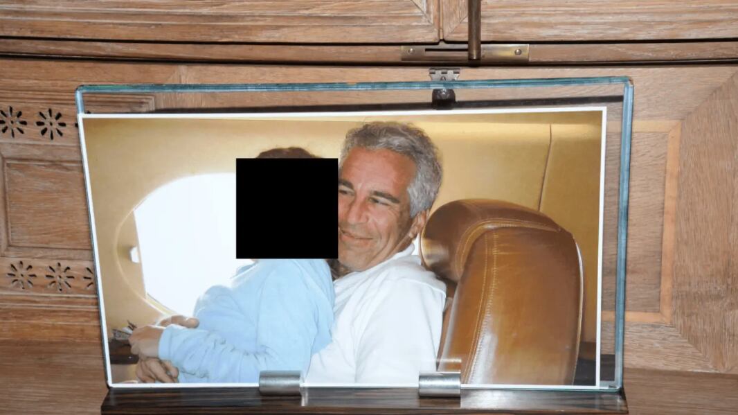 Adolescente acusa a Jeffrey Epstein de haberla usado como “incubadora humana” para un bebé que habría sido secuestrado al nacer
