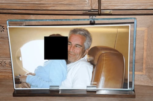 Adolescente acusa Jeffrey Epstein de usá-la como “incubadora humana” para um bebê que teria sido sequestrado ao nascer