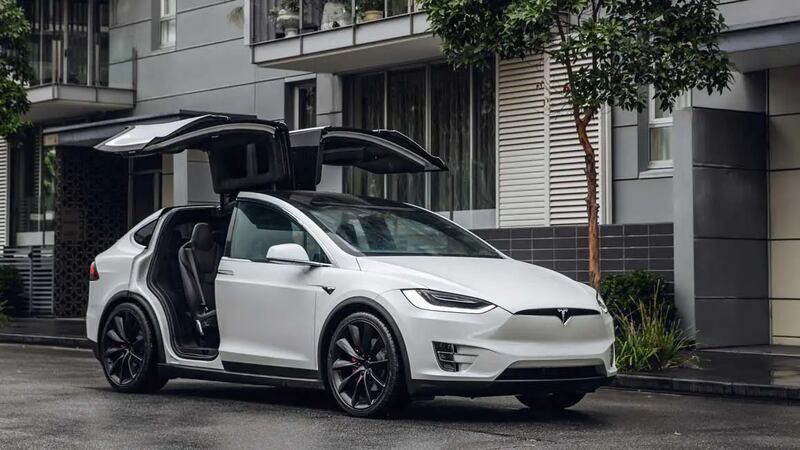 ¿Podrá Tesla hacer un auto que vuele?