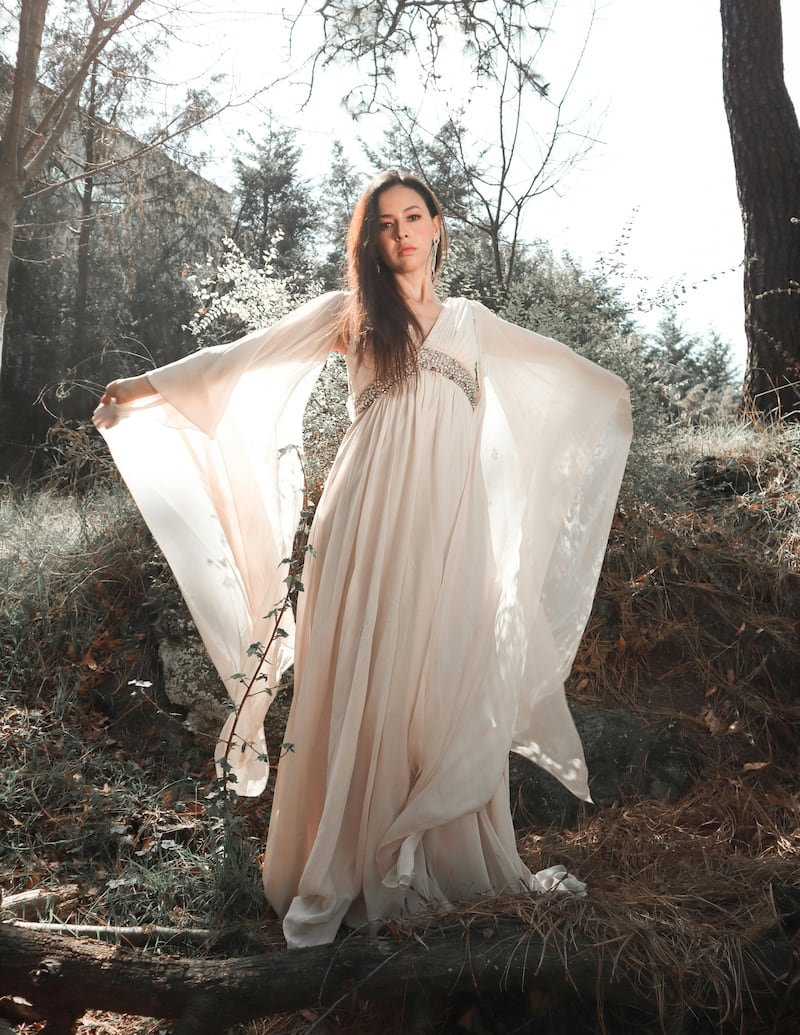 ¿Vestidos griegos? Así es la prenda más sensual y favorecedora