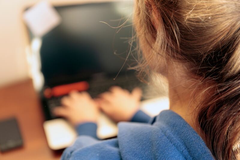 Violencia digital sin freno: ONU Mujeres alerta que los ataques contra mujeres ya se duplican