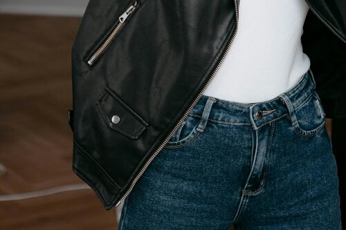 Pensou que já tinha visto de tudo? Estas calças jeans prometem ser a tendência mais ousada de 2026