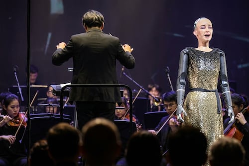 Robô Sophia faz história: Canta ao vivo com orquestra sinfônica em Hong Kong
