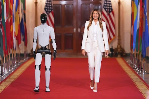 Figure 03, o robô anfitrião, brilha ao lado de Melania Trump na Casa Branca