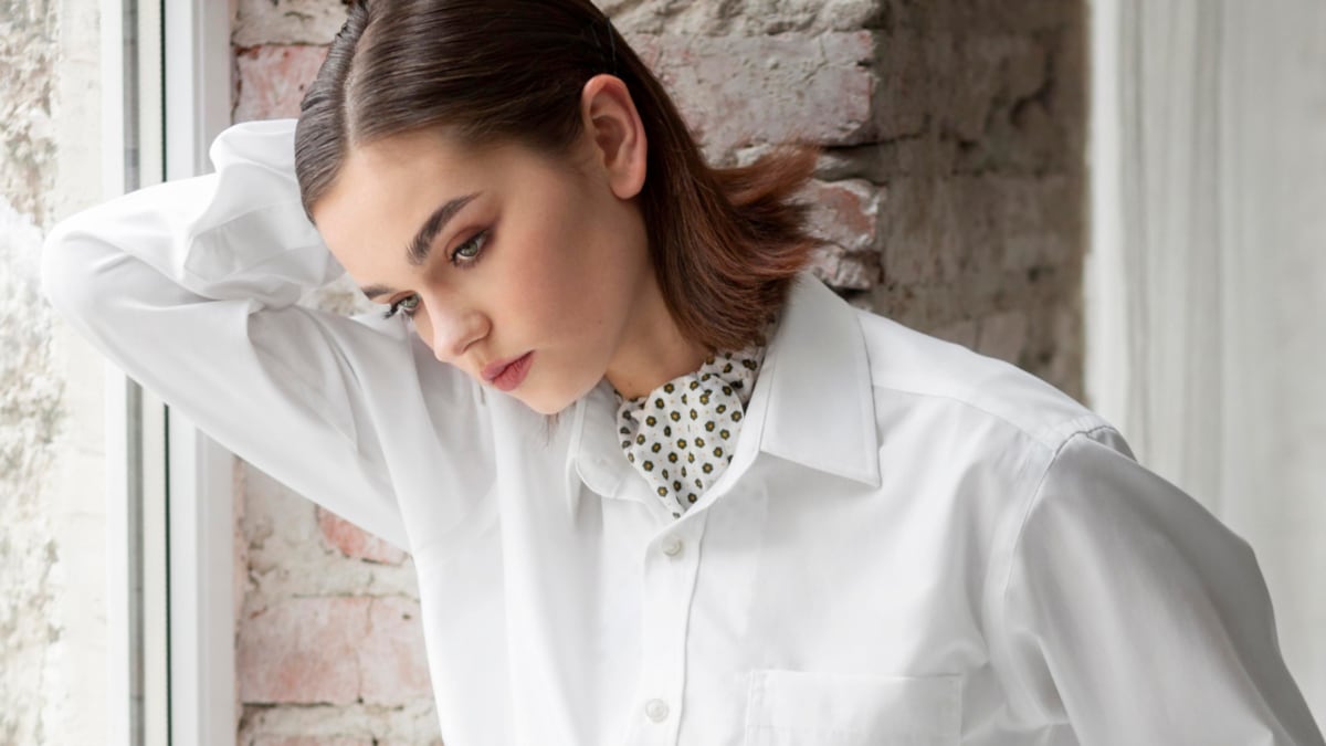 ¡Adiós camisa blanca! La camiseta que es obsesión de todas por su elegancia y versatilidad