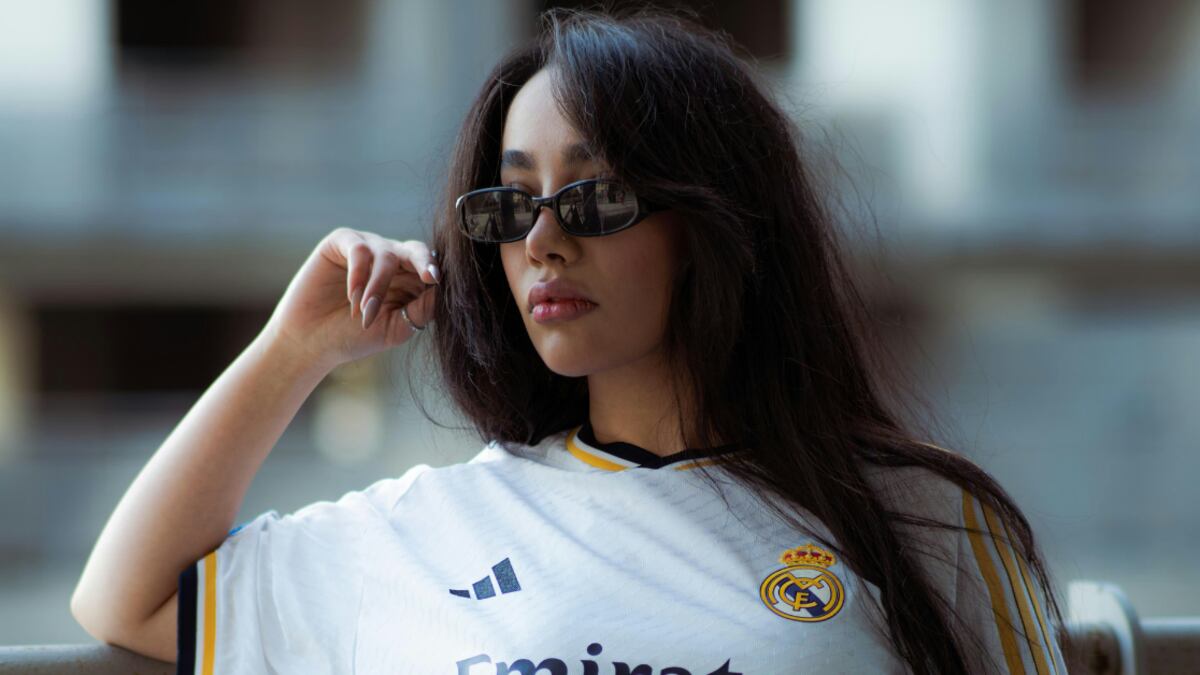 El hack para usar playera oversized de fútbol sin que parezca pijama