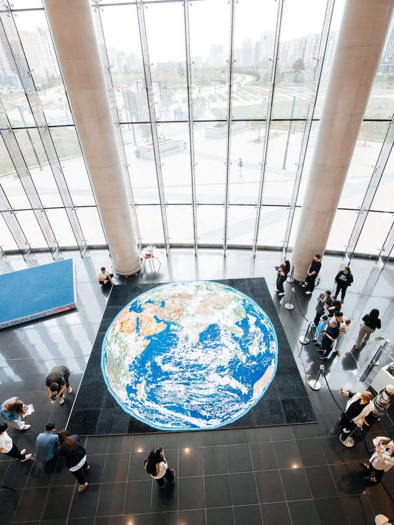 La artista kazaja Alinn Akhmetbek culminó un proyecto con ’72 Voices of Earth’, una enorme representación del planeta vista desde el espacio. Foto: Alinn Akhmetbek.