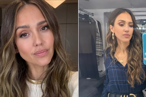 Jessica Alba arrasa com microbiquíni preto e agita as redes sociais