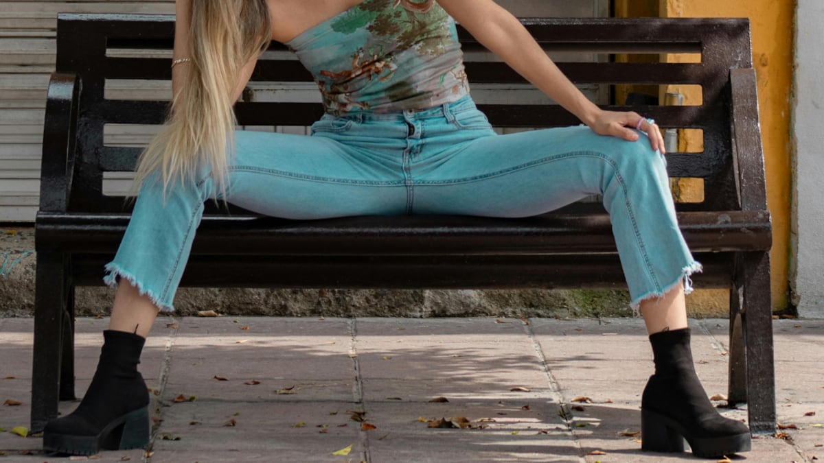 ¿Qué son los jeans de “tubo de estufa”? La tendencia de 2026 que sí o sí debe estar en tu armario