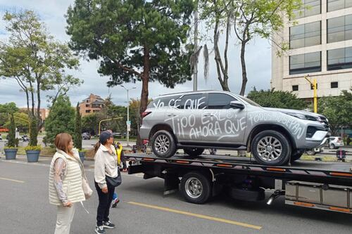 Mulher destrói e risca o carro do seu namorado ao descobrir infidelidade