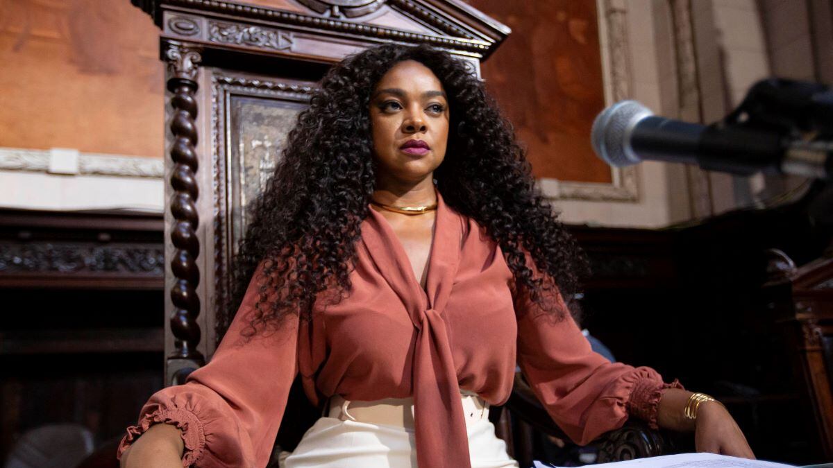 Cris Vianna interpreta Maíra Oliveira, presidente da Assembleia Legislativa do Rio de Janeiro (Alerj), na 3ª temporada da série Arcanjo Renegado (Globoplay)