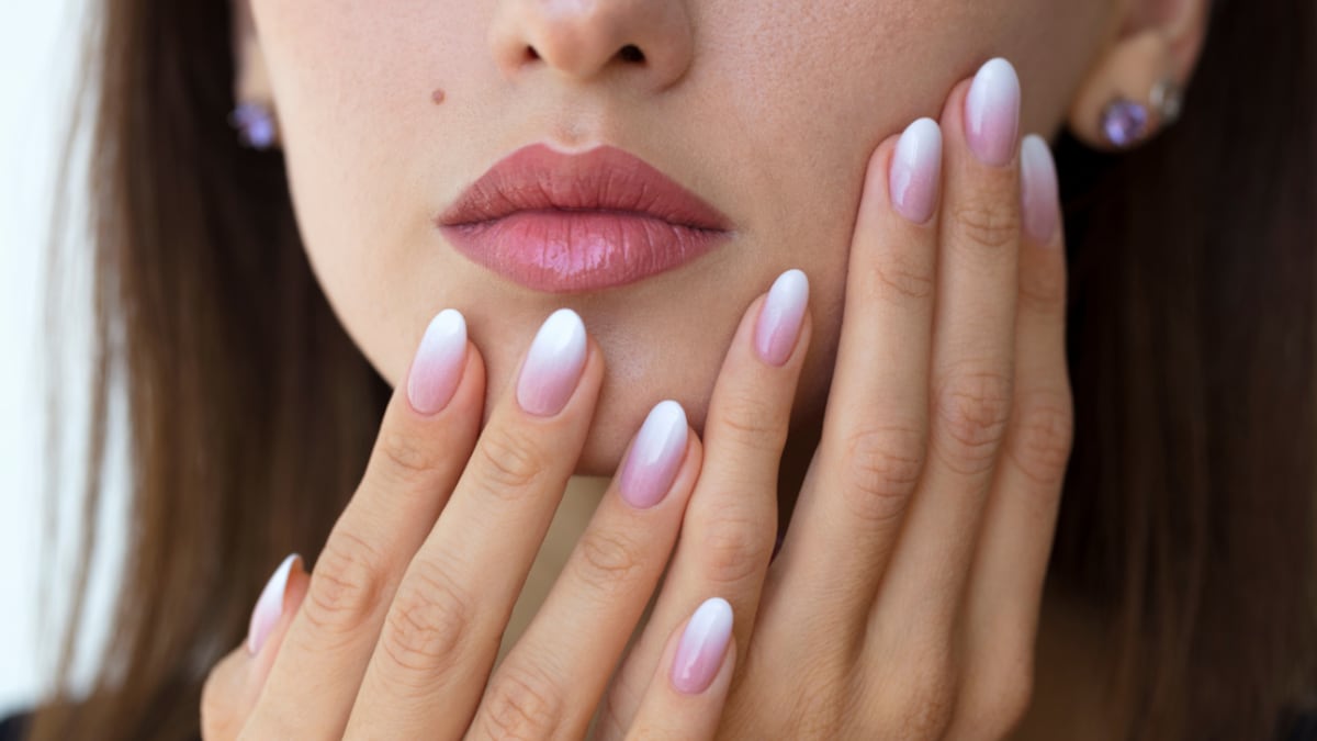 ¿Adiós francesas? Qué son las uñas “difuminadas” y por qué serán la obsesión del 2026