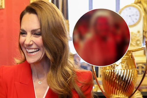 Tia de Kate Middleton aparece deslumbrante com vestido transparente