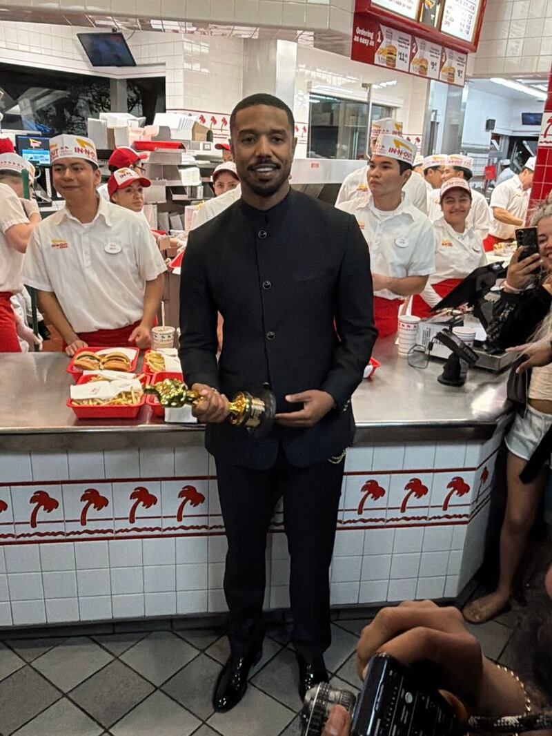 Michael B. Jordan celebró comiendo una hamburguesa.