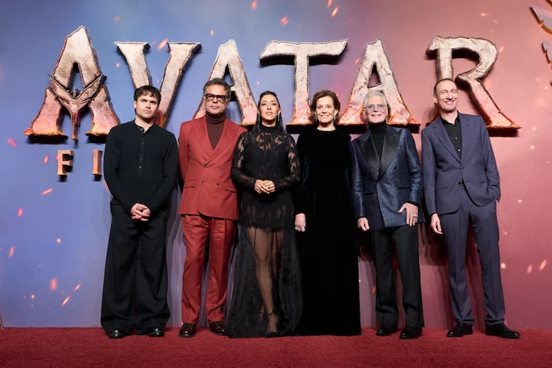 De izq a der: Jamie Flatters, Jemaine Clement, Oona Castilla Chaplin, Sigourney Weaver, Stephen Lang y David Thewlis en el estreno británico de “Avatar: Fire and Ash” en Londres el 11 de diciembre del 2025. (Scott A Garfitt/Invision/AP)