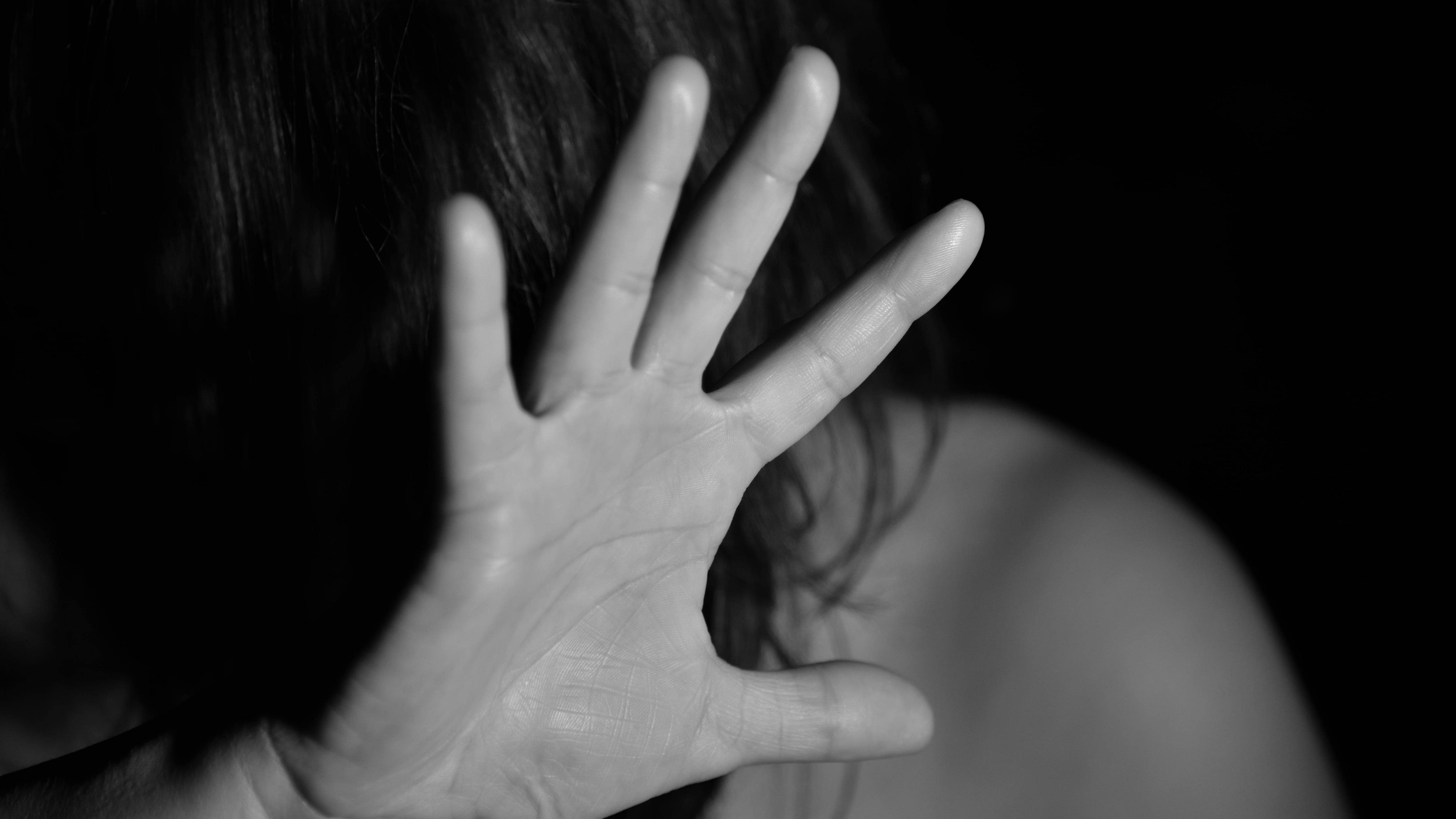 Durante meses abusó de sus tres hijos menores: hombre fue condenado a 30 años de prisión