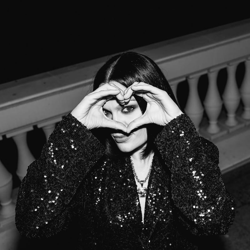 Jessie J celebra su recuperación y transforma el dolor en inspiración para millones