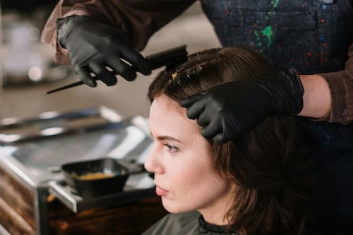 Mechas ‘purple chocolate’: novo visual que conquista o mundo da beleza