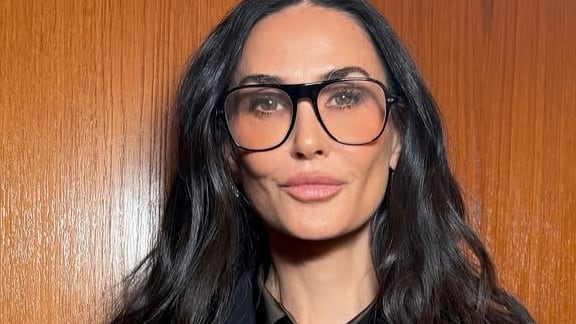 Las nuevas imágenes de la actriz han deslumbrado a sus seguidores, quienes destacan lo radiante que luce a sus 63 años.