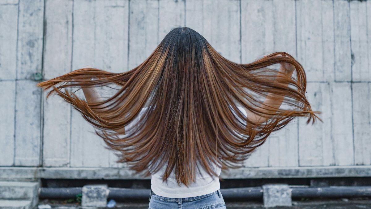 "Expensive honey" es una tendencia de coloración capilar que combina tonos miel cálidos, dorados y ligeramente caramelo