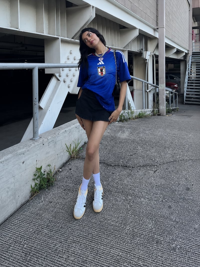 El hack para usar playera oversized de fútbol sin que parezca pijama