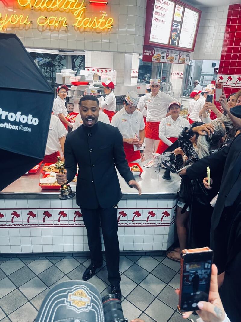 Michael B. Jordan celebró comiendo una hamburguesa.