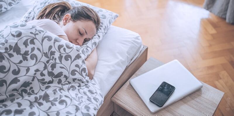 La salud se puede ver afectada por dormir con el celular cerca.