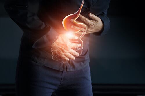 Consumir alimentos processados aumenta o risco de câncer de estômago