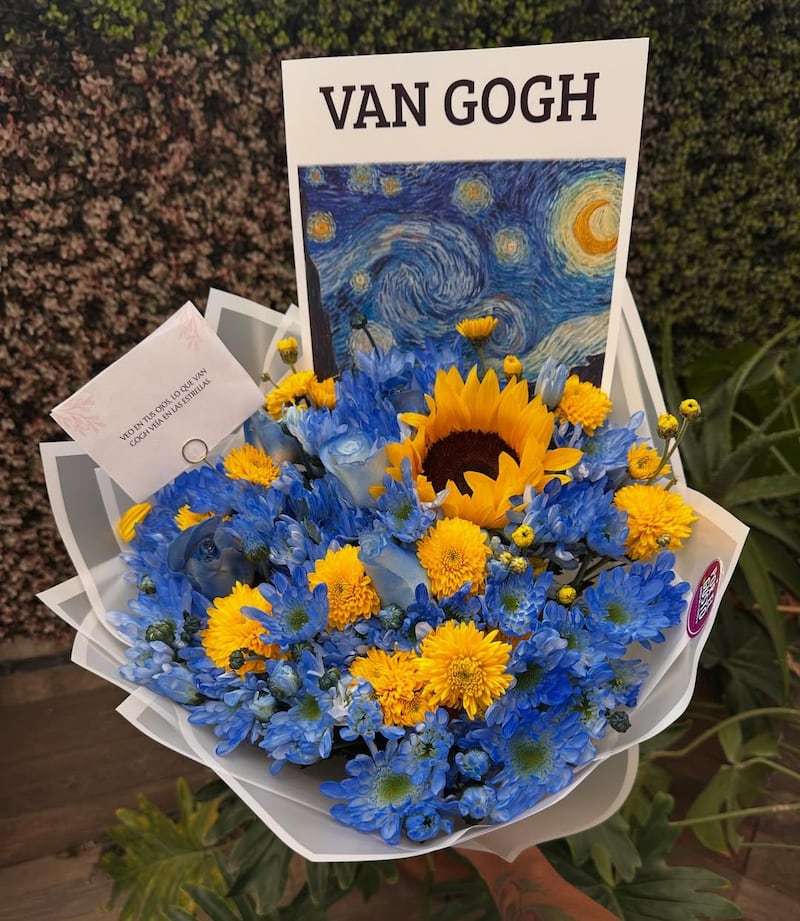 Ramo de flores inspirado en la 'Noche Estrellada' de Van Gogh