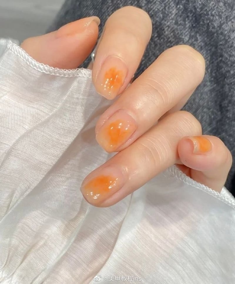 ¿Qué son las syrup nails, la nueva tendencia de manicura que arrasa en 2026?