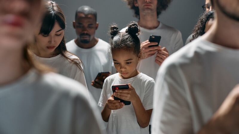 Imagen referencial de menores utilizando celulares