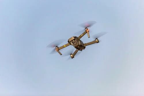Ucraniana abate drone suspeito com um pote de tomate