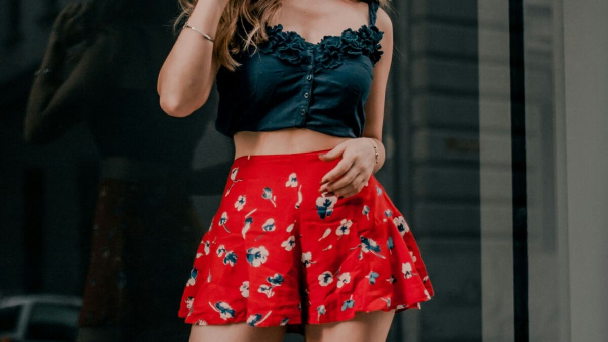 ¡Ni jeans, ni faldas! Las ‘faldas pantalón’ prometen un look elegante solo si las combinas así