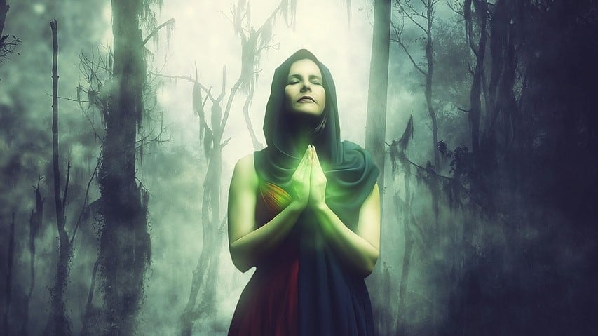 Mulher no bosque.