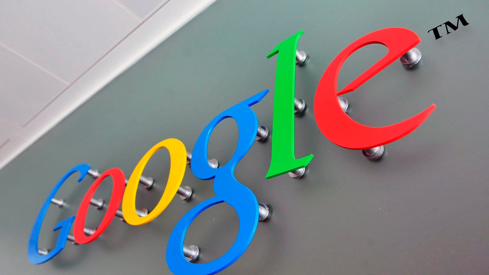 Fotografía de archivo que muestra el logo de Google. EFE/Daniel Deme