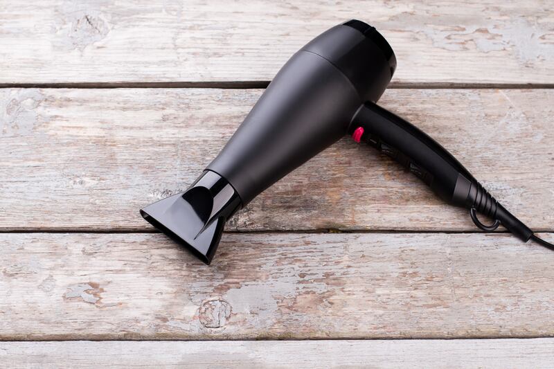 Secadoras y planchas de cabello: el peligro silencioso que puede provocar accidentes fatales
