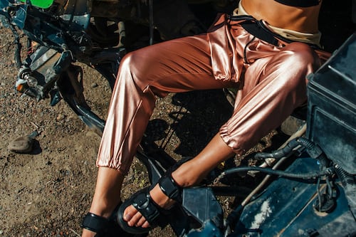 Adeus jeans! Calças de cetim prometem conforto e estilo no seu visual