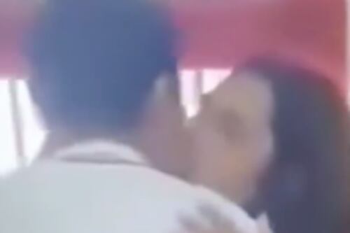 Professora beija aluno na frente dos colegas, revelando conduta imprópria