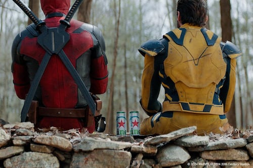 Deadpool e Wolverine brindam com cervejas pelo sucesso de seu último filme