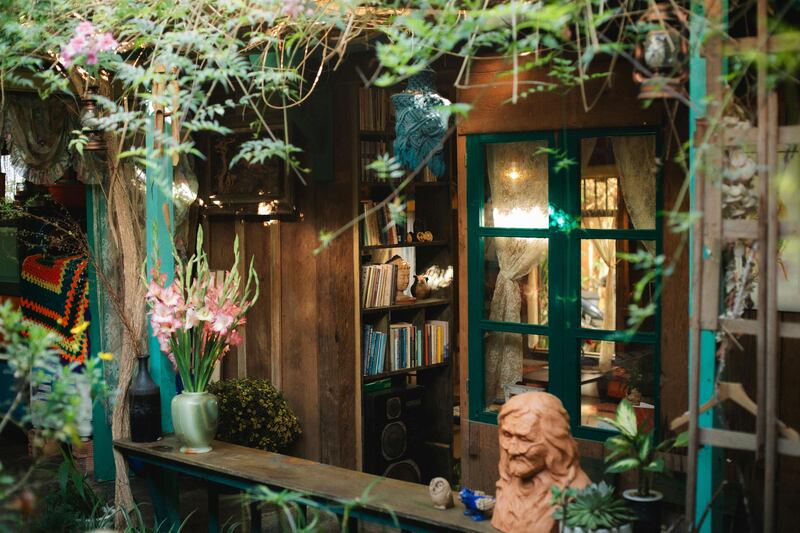 ¿Adiós minimalismo? La tendencia ‘burrowcore’ que promete un cambio de “cuento de hadas” en tu hogar