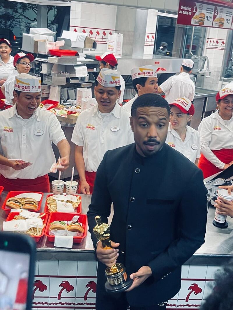 Michael B. Jordan celebró comiendo una hamburguesa.