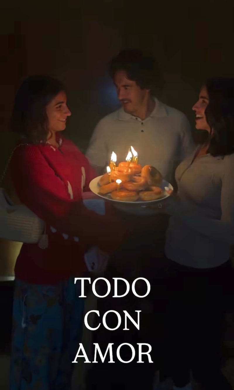 Bárbara de Regil se une a la nueva tendencia de pastel de cumpleaños.