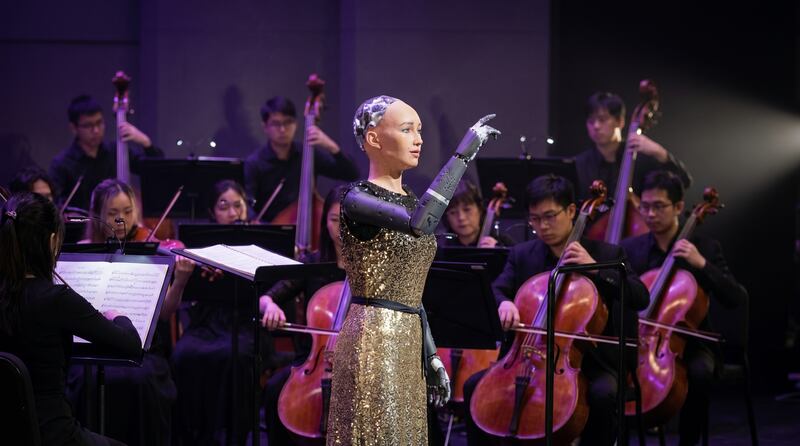 Sophia junto a la orquesta.